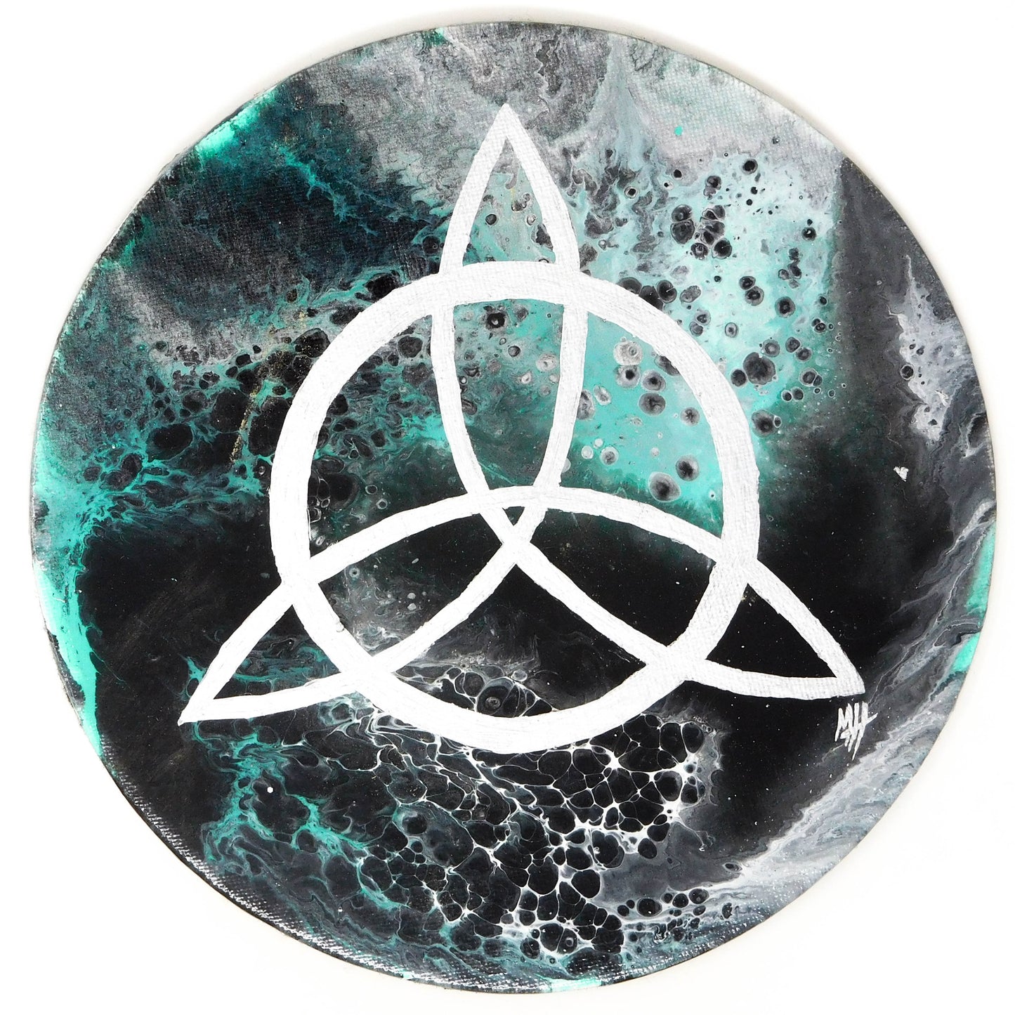 Silver Triquetra Round