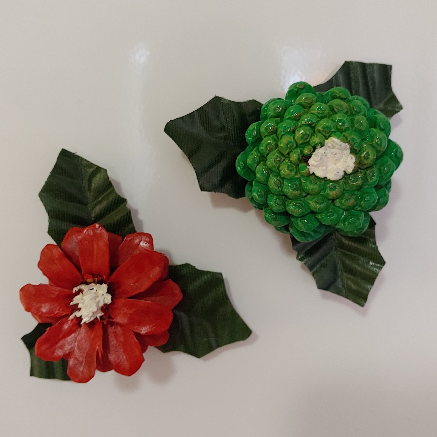 Yuletide Daisy / Zinnia Magnets (Set of 2) 